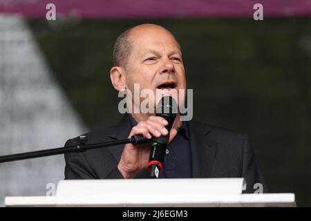 01. Mai 2022, Nordrhein-Westfalen, Düsseldorf: Bundeskanzler Olaf Scholz (SPD) spricht auf der Kundgebung des Deutschen Gewerkschaftsbundes (DGB) am Tag der Arbeit im Mai 1. Foto: David Young/dpa Stockfoto