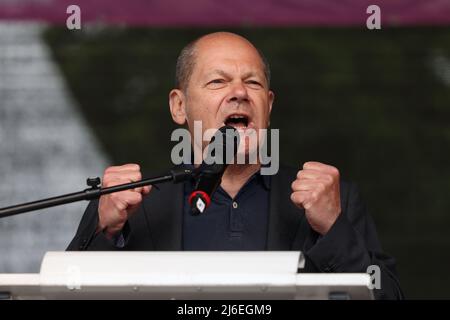 01. Mai 2022, Nordrhein-Westfalen, Düsseldorf: Bundeskanzler Olaf Scholz (SPD) spricht anlässlich der Kundgebung des Deutschen Gewerkschaftsbundes (DGB) am Tag der Arbeit im Mai 1. Foto: David Young/dpa Stockfoto