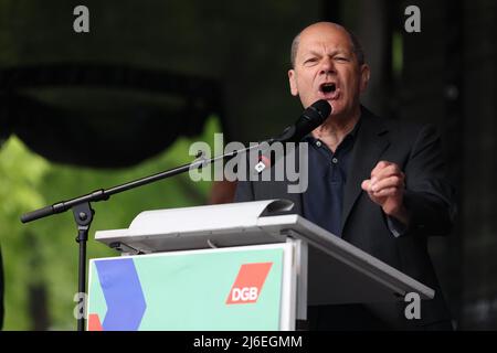 01. Mai 2022, Nordrhein-Westfalen, Düsseldorf: Bundeskanzler Olaf Scholz (SPD) spricht anlässlich der Kundgebung des Deutschen Gewerkschaftsbundes (DGB) am Tag der Arbeit im Mai 1. Foto: David Young/dpa Stockfoto