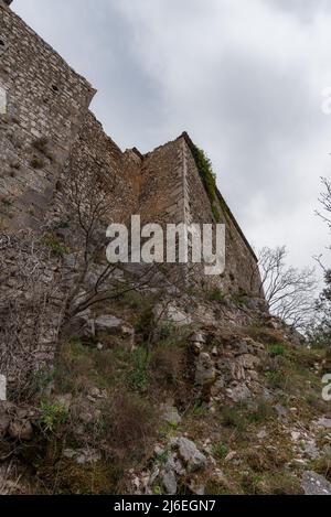 Rocchetta al Volturno wird von dem ursprünglichen Dorf, genannt Rocchetta Alta, in einer defensiven Position auf dem Berg und Rocchetta Nuova, w thront gebildet Stockfoto