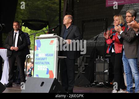 01. Mai 2022, Nordrhein-Westfalen, Düsseldorf: Bundeskanzler Olaf Scholz (SPD) spricht anlässlich der Kundgebung des Deutschen Gewerkschaftsbundes (DGB) am Tag der Arbeit im Mai 1. Foto: David Young/dpa Stockfoto