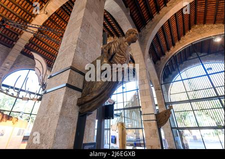 Barcelona, Spanien. Modelle von Schiffen und Schiffszubehör im Schifffahrtsmuseum Stockfoto