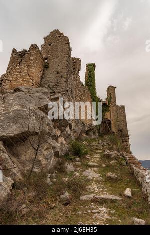 Rocchetta al Volturno wird von dem ursprünglichen Dorf, genannt Rocchetta Alta, in einer defensiven Position auf dem Berg und Rocchetta Nuova, w thront gebildet Stockfoto