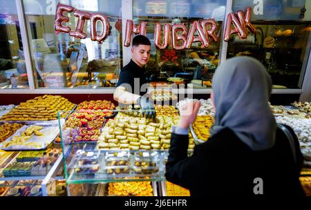 Den Haag, Niederlande. 1. Mai 2022. 2022-05-01 12:32:03 DEN HAAG - überfüllt in der marokkanischen Bäckerei Marrakesch wegen des Zucker Fest. Der islamische Fastenmonat Ramadan ist vorbei. Muslime auf der ganzen Welt feiern mit Eid al-Fitr das Ende des Fastens. ANP MARCO DE SWART netherlands Out - belgium Out Credit: ANP/Alamy Live News Stockfoto