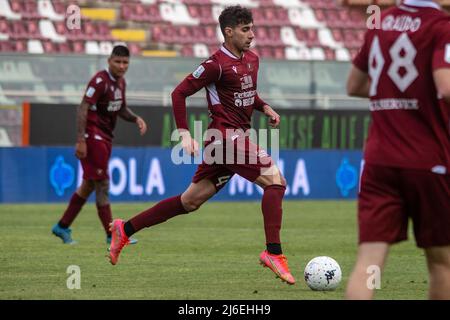 Yassin Ejjaki reggina trägt den Ball während des Reggina 1914 gegen Como 1907, Italienisches Fußballspiel der Serie B in Reggio Calabria, Italien, 30 2022. April Stockfoto