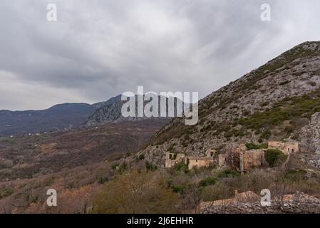 Rocchetta al Volturno wird von dem ursprünglichen Dorf, genannt Rocchetta Alta, in einer defensiven Position auf dem Berg und Rocchetta Nuova, w thront gebildet Stockfoto