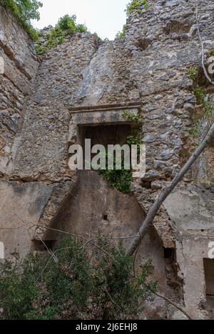 Rocchetta al Volturno wird von dem ursprünglichen Dorf, genannt Rocchetta Alta, in einer defensiven Position auf dem Berg und Rocchetta Nuova, w thront gebildet Stockfoto