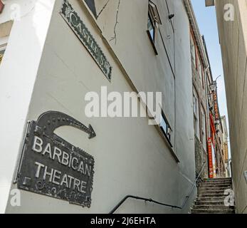 Das Barbican Theatre und die B-Bar in der Castle Street, Plymouth, näherten sich durch eine schmale Gasse neben dem Mayflower Museum. Stockfoto