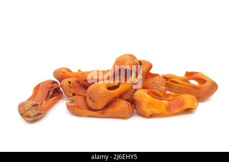 Getrocknete ganze Muskatblüten oder Muskatblüten von Myristica fragrans Gewürz isoliert auf weißem Hintergrund. Stockfoto