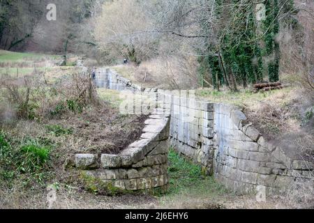 Die Überreste eines Schleusenfluges auf dem alten Somerset Coal Canal in der Nähe von Bath, Großbritannien Stockfoto