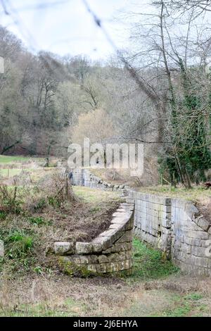 Die Überreste eines Schleusenfluges auf dem alten Somerset Coal Canal in der Nähe von Bath, Großbritannien Stockfoto