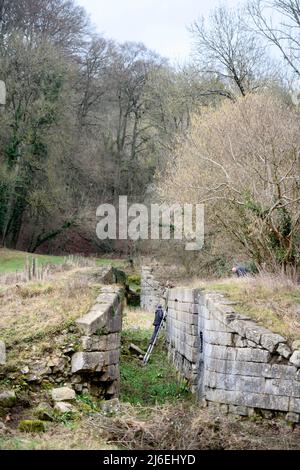 Mitglieder der Somersetshire Coal Canal Society arbeiten an der Wiederherstellung der Überreste eines Schleusenfluges in der Nähe von Combe Hay, Großbritannien Stockfoto