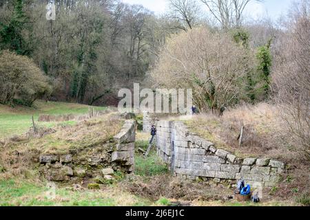 Mitglieder der Somersetshire Coal Canal Society arbeiten an der Wiederherstellung der Überreste eines Schleusenfluges in der Nähe von Combe Hay, Großbritannien Stockfoto