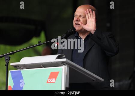 01. Mai 2022, Nordrhein-Westfalen, Düsseldorf: Bundeskanzler Olaf Scholz (SPD) spricht auf der Kundgebung des Deutschen Gewerkschaftsbundes (DGB) am Tag der Arbeit im Mai 1. Foto: David Young/dpa Stockfoto