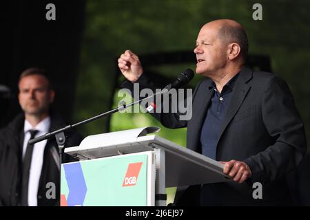 01. Mai 2022, Nordrhein-Westfalen, Düsseldorf: Bundeskanzler Olaf Scholz (SPD) spricht anlässlich der Kundgebung des Deutschen Gewerkschaftsbundes (DGB) am Tag der Arbeit im Mai 1. Foto: David Young/dpa Stockfoto