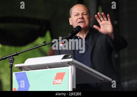 01. Mai 2022, Nordrhein-Westfalen, Düsseldorf: Bundeskanzler Olaf Scholz (SPD) spricht anlässlich der Kundgebung des Deutschen Gewerkschaftsbundes (DGB) am Tag der Arbeit im Mai 1. Foto: David Young/dpa Stockfoto