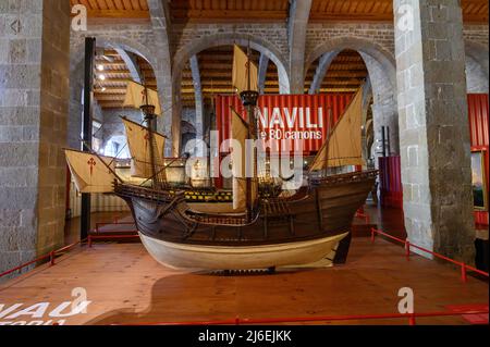 Barcelona, Spanien. Modelle von Schiffen und Schiffszubehör im Schifffahrtsmuseum Stockfoto