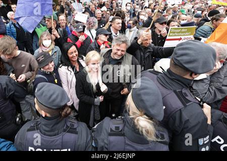 01. Mai 2022, Nordrhein-Westfalen, Düsseldorf: Menschen nehmen an der 1. Mai-Kundgebung des Deutschen Gewerkschaftsbundes (DGB) zum Tag der Arbeit Teil und stehen Polizisten gegenüber. Foto: David Young/dpa Stockfoto