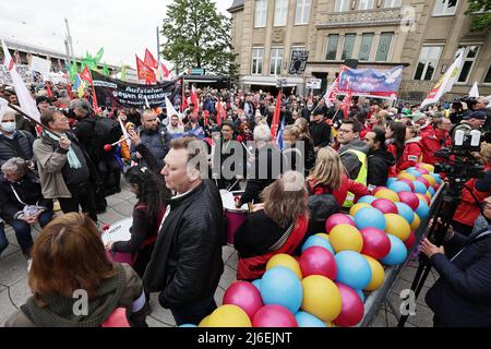 01. Mai 2022, Nordrhein-Westfalen, Düsseldorf: Menschen nehmen an der Kundgebung des Deutschen Gewerkschaftsbundes (DGB) am Tag der Arbeit im Mai 1 Teil. Foto: David Young/dpa Stockfoto