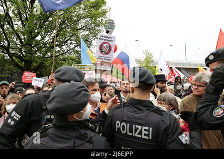 01. Mai 2022, Nordrhein-Westfalen, Düsseldorf: Menschen nehmen an der 1. Mai-Kundgebung des Deutschen Gewerkschaftsbundes (DGB) zum Tag der Arbeit Teil und stehen Polizisten gegenüber. Foto: David Young/dpa Stockfoto