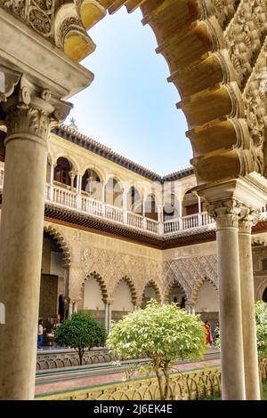 Innenhof Königlicher Alcázar von Sevilla Wahrzeichen maurischer Königspalast mit Gärten, verzierten Bögen und Fliesen aus dem 16.. Jahrhundert in Sevilla Sevilla Spanien Stockfoto