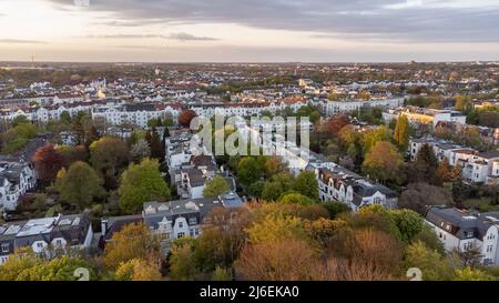Luftaufnahme des edlen Hamburger Stadtteils harvestehude im Abendlicht Stockfoto