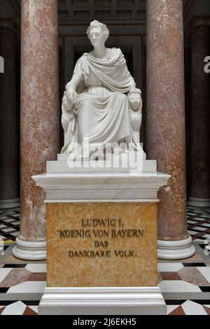 Gedenkstätte Walhalla in Bayern mit Marmorbüsten bedeutender deutscher Persönlichkeiten - Walhalla-Denkmal in Bayern mit bedeutenden Marmorbüsten Stockfoto