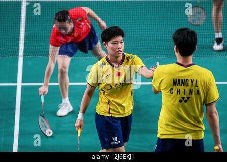 (220501) -- MANILA, 1. Mai 2022 (Xinhua) -- Wang Yilyu/Huang Dongping (2. R) aus China begrüßen sich beim gemischten Doppel-Finale gegen ihre Landsleute Zheng Siwei/Huang Yaqiong bei den Badminton Asia Championships 2022 in Manila, Philippinen, 1. Mai 2022. (Xinhua/Rouelle Umali) Stockfoto