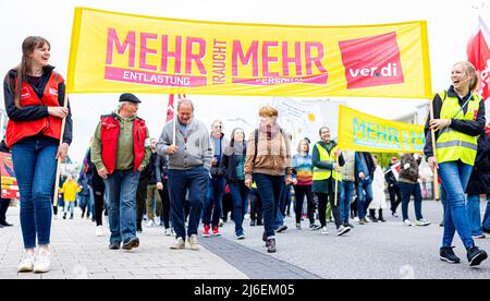 01. Mai 2022, Niedersachsen, Wolfsburg: Auf dem Banner der Demonstranten auf einer Demonstration des Deutschen Gewerkschaftsbundes (DGB) ist der Slogan „Mehr Hilfe braucht mehr Personal“ zu lesen. Unter ihnen geht Frank Bsirske (3. von links), Sozialpolitiker der Grünen. Foto: Moritz Frankenberg/dpa Stockfoto