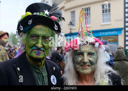 Glastonbury, Somerset, Großbritannien. 1. Mai 2022. Die Beltane-Feierlichkeiten finden jedes Jahr zwischen der Frühlings- und Sommertagnachtgleiche am 1.. Mai statt. Die Leute treffen sich, kleiden sich in Grün, genießen eine Parade, Musik und Tanz. Das Festival hat seine Wurzeln in den frühen gälisch-saisonalen Feiern, es passt gut zu der New Age Community, die diese kleine Stadt Somerset anzieht. Sie versammeln sich um das Marktkreuz in der Stadt, der Maistock wird dem Maikönig und der Königin übergeben, die zusammen mit den Grünen Männern den Maistock zum Kelchbrunnen tragen. Kredit: JMF Nachrichten/Alamy Live Nachrichten Stockfoto