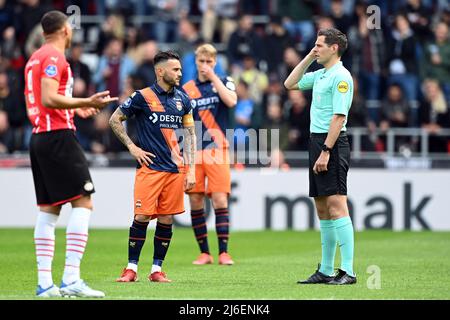 EINDHOVEN - Schiedsrichter Jochem Kamphuis (R) während des niederländischen Eredivisie-Spiels zwischen PSV Eindhoven und Willem II im Phillips Stadium am 1. Mai 2022 in Eindhoven, Niederlande. ANP OLAF KRAAK Stockfoto