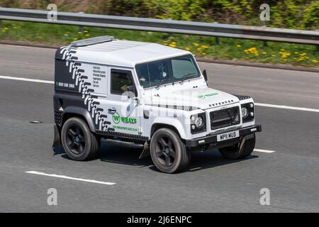 WRAYS WERKSMIETE, 2013 weißes Land Rover Defender (Wyke Spec) 2198cc Diesel 6-Gang-Handfahrzeug; Fahren auf der Autobahn M61, Großbritannien Stockfoto