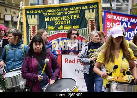 Manchester, Großbritannien, 1.. Mai 2022. Die Menschen nehmen an der jährlichen Feier des Gewerkschaftstages und des Internationalen Arbeitertags des Gewerkschaftsrats des Manchester Trades Union Council Teil, mit einer demonstration und Kundgebung im Geburtsort des TUC im Zentrum von Manchester, England, Großbritannien und den Britischen Inseln. Quelle: Terry Waller/Alamy Live News Stockfoto