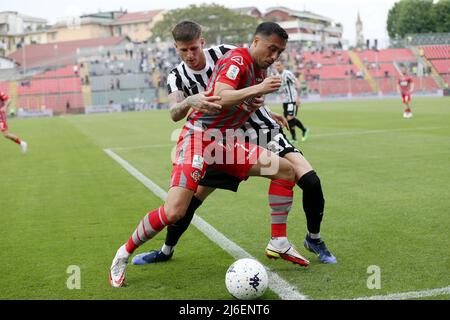 Jaime Baez (USA Cremonese) und Fabio Maistro (Ascoli Calcio 1898) kämpfen während des Spiels der italienischen Fußball-Serie B in Cremona, Italien, im April 30 2022 um den Ball Stockfoto