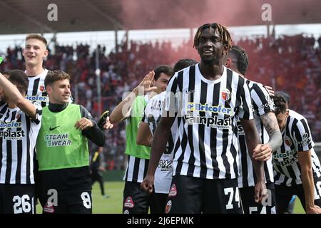Spieler von Ascoli Calcio 1898 feiern den Sieg beim Spiel der italienischen Fußballserie B in Cremona, Italien, am 30 2022. April Stockfoto