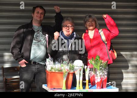 Paris, Frankreich. 01.. Mai 2022. Traditioneller Verkauf von Maiglöckchen auf den Straßen für Mai 1.. Paris, Frankreich am 1. Mai 2022. Foto von Pierrick Villette/ABACAPRESS.COM Quelle: Abaca Press/Alamy Live News Stockfoto