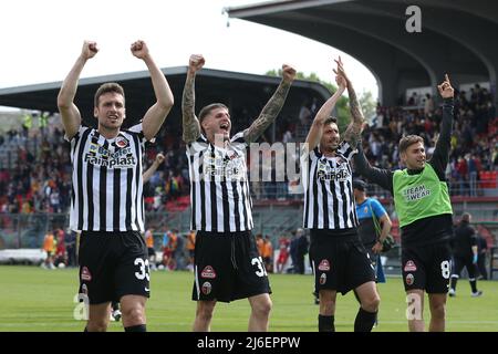 Stadio Giovanni Zini, Cremona, Italien, 30. April 2022, Ascoli Calcio 1898 Spieler feiern den Sieg während der US Cremonese gegen Ascoli Calcio - Italienisch so Stockfoto