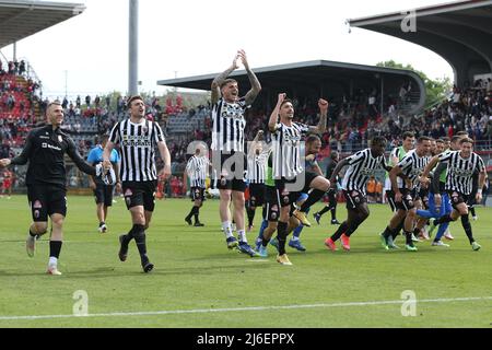 Stadio Giovanni Zini, Cremona, Italien, 30. April 2022, Ascoli Calcio 1898 Spieler feiern den Sieg während der US Cremonese gegen Ascoli Calcio - Italienisch so Stockfoto