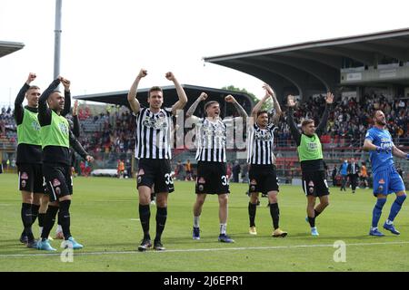 Stadio Giovanni Zini, Cremona, Italien, 30. April 2022, Ascoli Calcio 1898 Spieler feiern den Sieg während der US Cremonese gegen Ascoli Calcio - Italienisch so Stockfoto