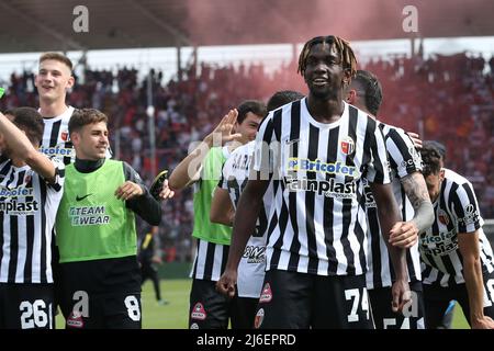 Stadio Giovanni Zini, Cremona, Italien, 30. April 2022, Ascoli Calcio 1898 Spieler feiern den Sieg während der US Cremonese gegen Ascoli Calcio - Italienisch so Stockfoto