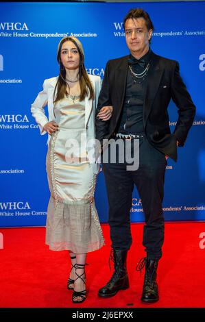Julian Casablancas, rechts, kommt am Samstag, den 30. April 2022, zum Jahresessen der White House Correspondenents Association 2022 im Washington Hilton Hotel an. Dies ist das erste Mal seit 2019, dass die WHCA aufgrund der COVID-19-Pandemie ihr jährliches Abendessen veranstaltet. Kredit: Rod Lamkey / CNP /MediaPunch Stockfoto