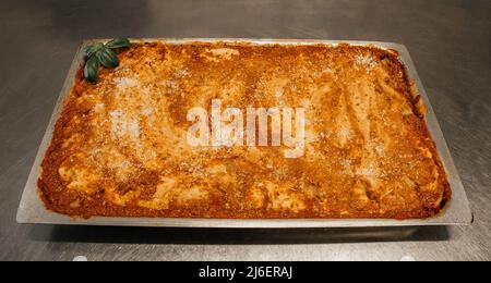 Heiße Lasagne in einem großen Tablett, frisch gebacken, nur aus dem Ofen, Restaurant Küchenkonzept Stockfoto