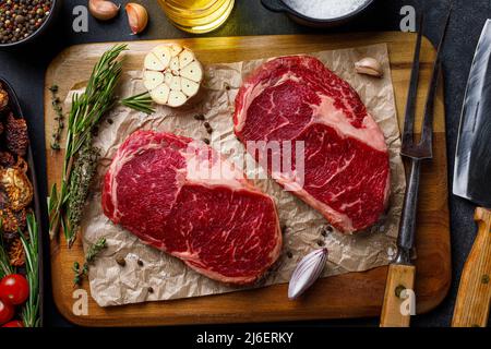 Rohe Steakstücke. Black angus Prime Meat Draufsicht Stockfoto
