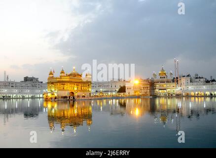 Der goldene Tempel der Sikh Religion bei Sonnenuntergang in Amritsar, Punjab, Indien. Stockfoto