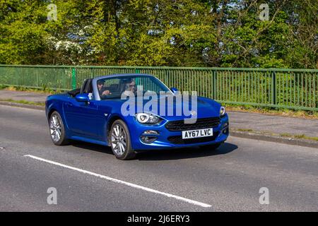 2017 blaues Fiat 124 Spider MultiAir Lusso 1368cc Benziner Cabriolet Stockfoto