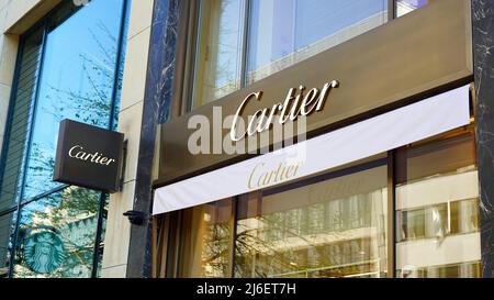 Außenansicht eines Cartier-Juwelierhauses an der Einkaufsmeile Königsallee in Düsseldorf/Deutschland. Stockfoto