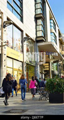 Die Einkaufsmeile Königsallee in Düsseldorf an einem sonnigen Frühlingstag. Stockfoto