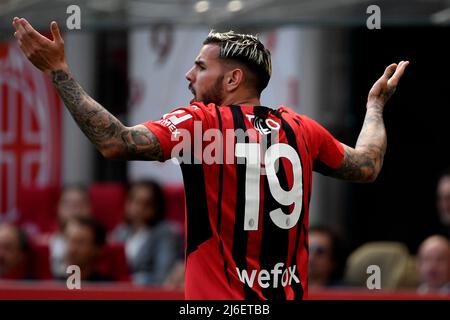 Mailand, Italien. 01.. Mai 2022. Theo Hernandez vom AC Mailand reagiert während des Fußballspiels der Serie A 2021/2022 zwischen dem AC Mailand und ACF Fiorentina im San Siro Stadion in Mailand (Italien), Mai 1. 2022. Foto Andrea Staccioli/Insidefoto Kredit: Insidefoto srl/Alamy Live News Stockfoto