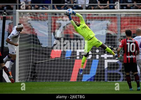 Mailand, Italien. 01.. Mai 2022. Mike Maignan von AC Mailand rettet während der Serie A 2021/2022 Fußballspiel zwischen AC Mailand und ACF Fiorentina im San Siro Stadion in Mailand (Italien), Mai 1. 2022. Foto Andrea Staccioli/Insidefoto Kredit: Insidefoto srl/Alamy Live News Stockfoto