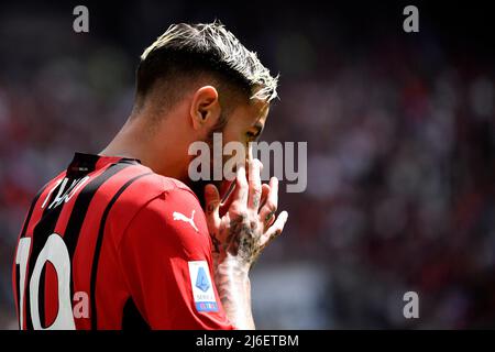 Mailand, Italien. 01.. Mai 2022. Theo Hernandez vom AC Mailand reagiert während des Fußballspiels der Serie A 2021/2022 zwischen dem AC Mailand und ACF Fiorentina im San Siro Stadion in Mailand (Italien), Mai 1. 2022. Foto Andrea Staccioli/Insidefoto Kredit: Insidefoto srl/Alamy Live News Stockfoto